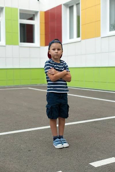 Portret Van Een Jongen Bij Muren Van School Eerste Klasser — Stockfoto