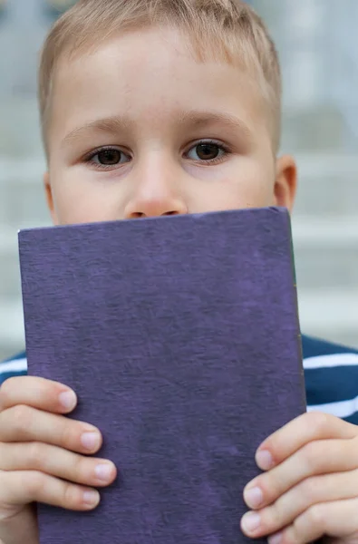 Olhos Menino Olhando Por Cima Livro — Fotografia de Stock