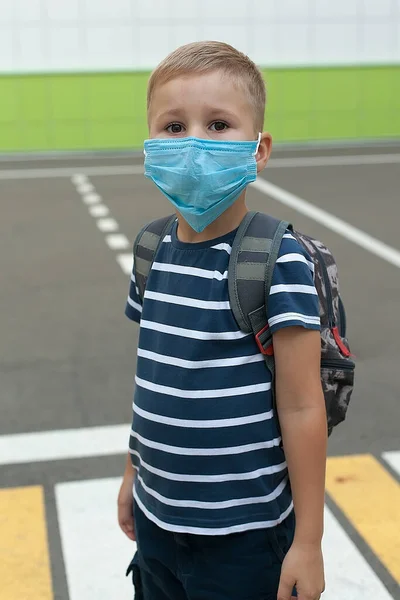 Ein Kleiner Schüler Einer Maske Während Eines Ausbruchs Des Coronavirus — Stockfoto
