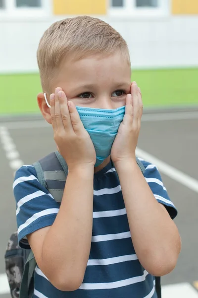 Een Kleine Schooljongen Een Masker Tijdens Een Uitbraak Van Het — Stockfoto