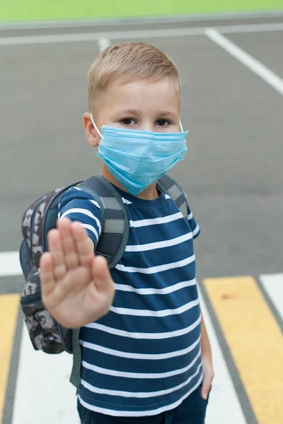 Een Kleine Schooljongen Een Masker Tijdens Een Uitbraak Van Het — Stockfoto