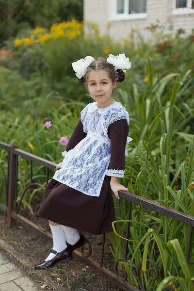 Bambina Sulla Strada Nella Forma Dell Urss Con Una Valigetta — Foto Stock