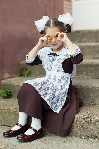 Маленька Дівчинка Шкільній Формі Грає Кермом Ретро Фотографія Шкільний — стокове фото