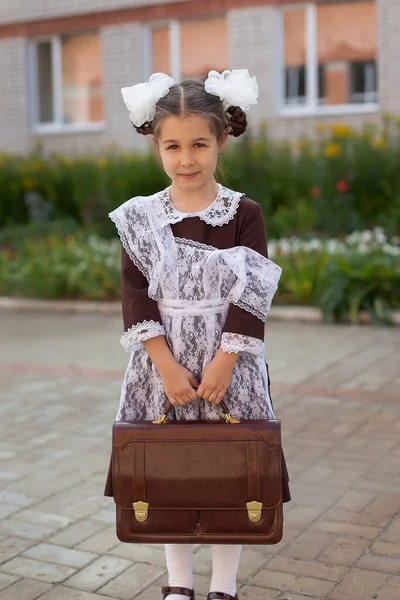 제복을 소녀가 가방을 근처에 있습니다 지식의 — 스톡 사진