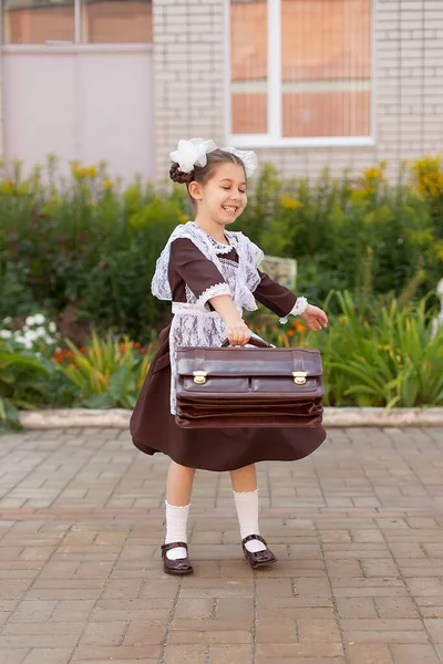 Der Nähe Der Schule Steht Ein Kleines Mädchen Der Uniform — Stockfoto