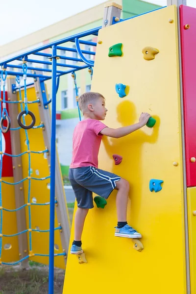 Menino Fazendo Escalada Playground Dia Verão — Fotografia de Stock