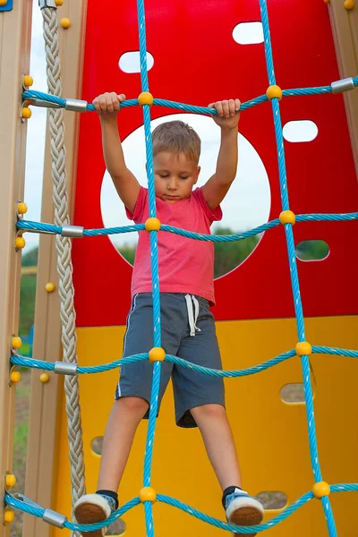 Menino Fazendo Escalada Playground Dia Verão — Fotografia de Stock
