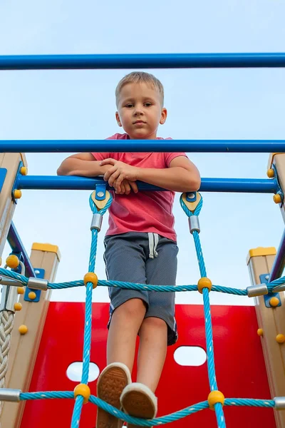 Rapazinho Com Uma Shirt Vermelha Parque Infantil Jogos Livre Jogos — Fotografia de Stock