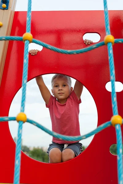 Rapazinho Com Uma Shirt Vermelha Parque Infantil Jogos Livre Jogos — Fotografia de Stock