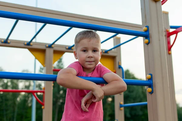 Rapazinho Com Uma Shirt Vermelha Parque Infantil Jogos Livre Jogos — Fotografia de Stock