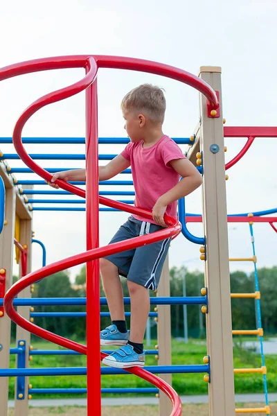 Menino Fazendo Escalada Playground Dia Verão — Fotografia de Stock