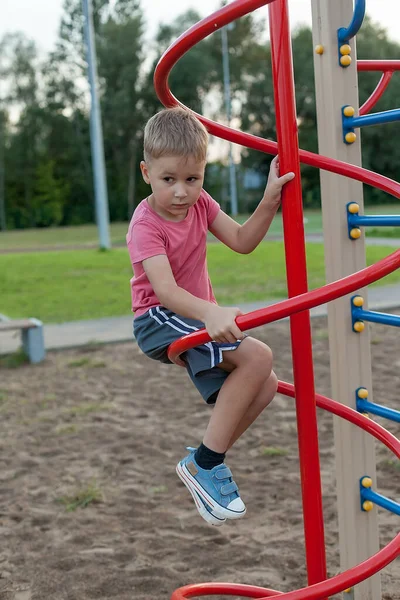 Verão Infância Lazer Pessoas Criança Conceito Feliz Parque Infantil Jogos — Fotografia de Stock