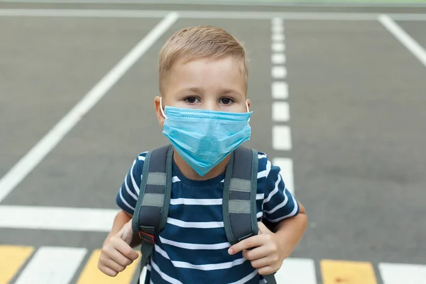 Schooljongen Met Een Medisch Masker Met Een Rugzak Achtergrond Van — Stockfoto