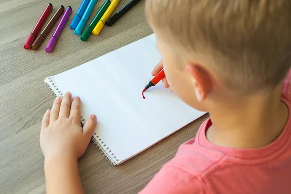 Uma Criança Pequena Desenha Uma Casa Com Marcadores Álbum Instruções — Fotografia de Stock