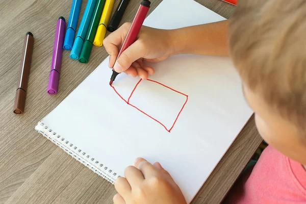 Uma Criança Pequena Desenha Uma Casa Com Marcadores Álbum Instruções — Fotografia de Stock