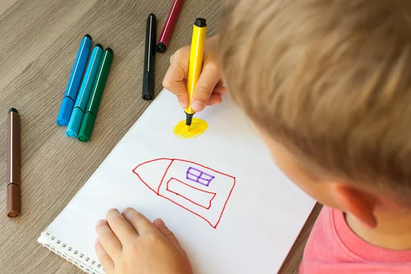 Uma Criança Pequena Desenha Uma Casa Com Marcadores Álbum Instruções — Fotografia de Stock