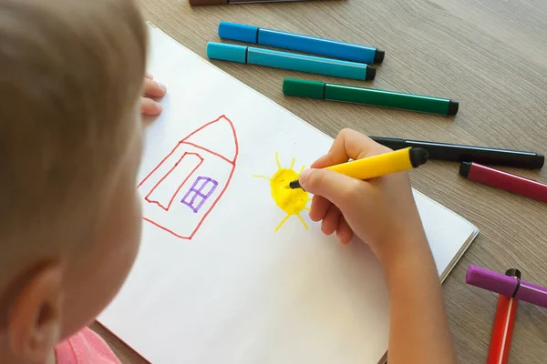 Uma Criança Pequena Desenha Uma Casa Com Marcadores Álbum Instruções — Fotografia de Stock
