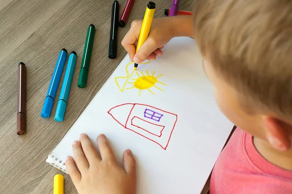 Uma Criança Pequena Desenha Uma Casa Com Marcadores Álbum Instruções — Fotografia de Stock