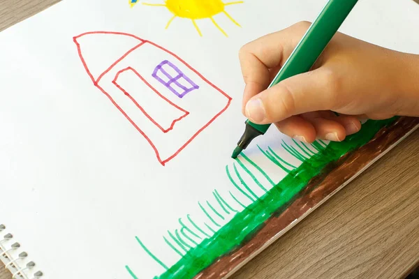 Ein Kleines Kind Zeichnet Ein Haus Mit Filzstiften Album Schritt — Stockfoto