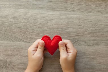 Yumuşak bir kalp şeklinde tutan eller