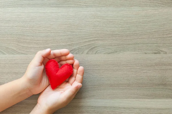 Yumuşak bir kalp şeklinde tutan eller