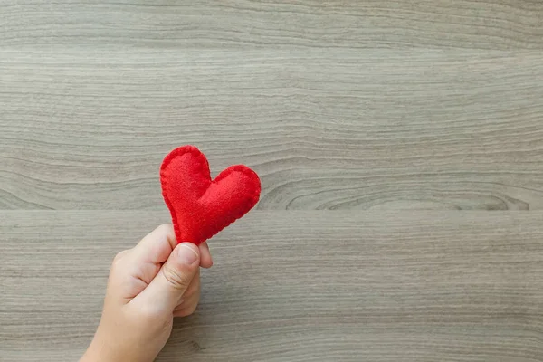 Çocukların elleri keçeden yapılmış bir kalp tutar. Sevgililer Günü