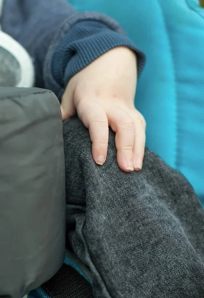 Bir anne beyin felci geçiren özürlü çocuğunun elini tutar. Ebeveynler için destek. Engellilik