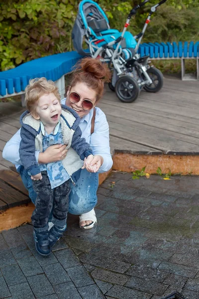 Ibu Dan Anak Cacat Berjalan Udara Segar Kursi Peralatan Medis — Stok Foto