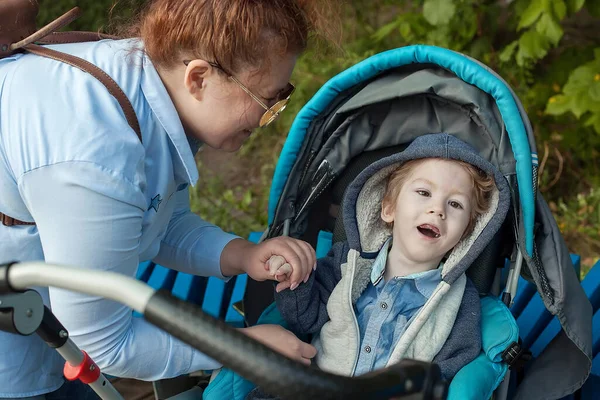 Mutter Und Behinderter Sohn Spazieren Stuhl Der Frischen Luft Medizinisches — Stockfoto