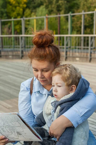 Behinderung Eines Behinderten Kindes Rollstuhl Liegt Mit Seiner Mutter Auf — Stockfoto