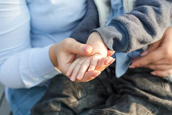 Nahaufnahme Eines Kindes Auf Einem Rad Aus Einem Rollstuhl Konzept — Stockfoto