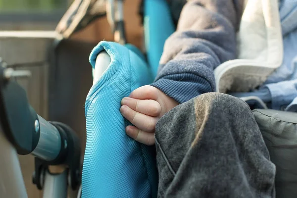 Eine Mutter Hält Die Hand Ihres Behinderten Kindes Mit Zerebralparese — Stockfoto