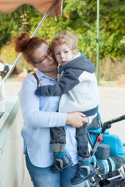 Behinderung Eines Behinderten Kindes Rollstuhl Liegt Mit Seiner Mutter Auf — Stockfoto