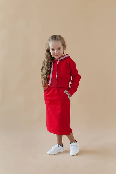 Uma Menina Terno Vermelho Posa Fundo Colorido Roupas Infantis Moda — Fotografia de Stock