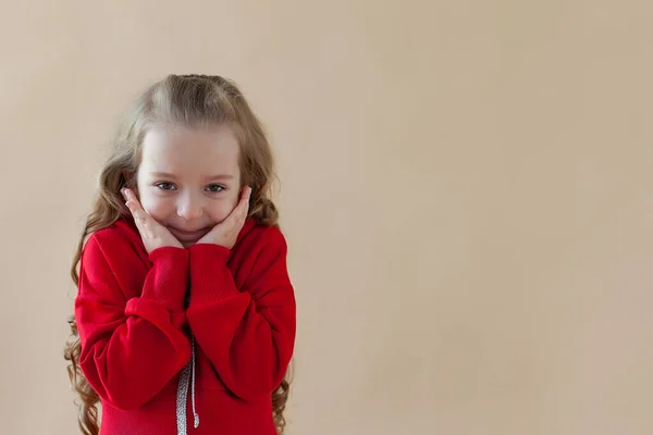 Pequena Menina Bonita Encaracolado Loira Traje Esporte Vermelho Tênis Brancos — Fotografia de Stock