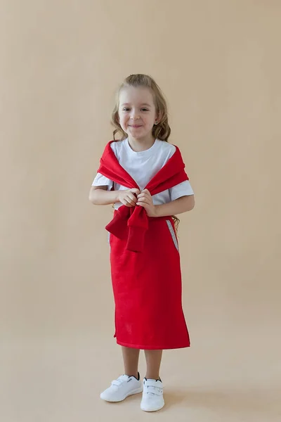 Una Bambina Abito Rosso Posa Uno Sfondo Colorato Abbigliamento Bambini — Foto Stock