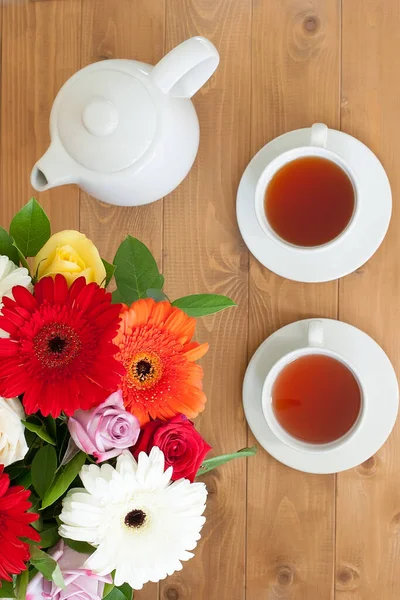 Teekanne Tasse Und Ein Schöner Frühlingsstrauß Auf Einem Holztisch Tea — Stockfoto