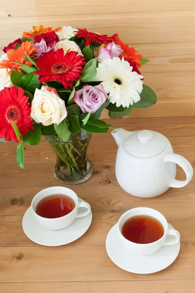 Teekanne Tasse Und Ein Schöner Frühlingsstrauß Auf Einem Holztisch Tea — Stockfoto