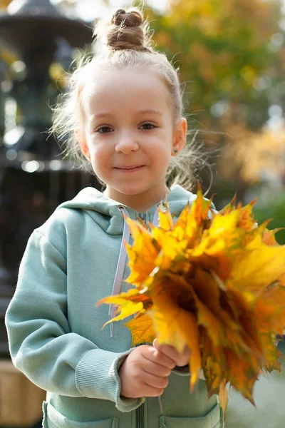 Nahaufnahme Porträt eines hübschen kleinen Mädchens, das im herbstlichen Park ruht — Stockfoto