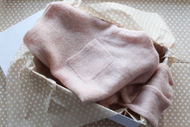 Tekstil ürünleri örülmüş, pamuk konmari metoduna göre katlanmış. konsept düzeni, konfor, yakın çekim.