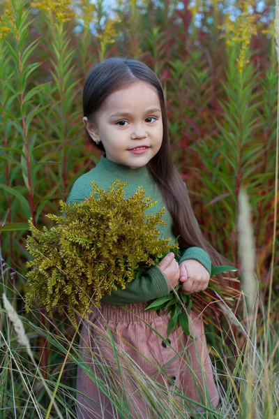 Schöne Blonde Mädchen Einem Feld Von Gänseblümchen Frau Einem Weißen — Stockfoto