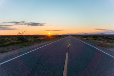 Güneş şafak vakti ıssız bir yolda yükseliyor, Hi Vista, CA.