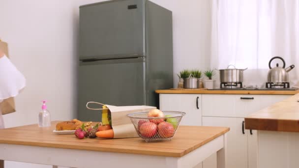 Mujer Linda Sosteniendo Bolsa Papel Poner Frutas Verduras Caminar Cocina — Vídeo de stock