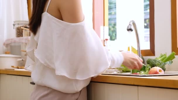 Крупный План Молодая Женщина Стирает Брокколи Овощи Подготовиться Завтраку Кухне — стоковое видео
