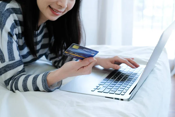 Asyalı Kadın Yatak Odasında Online Alışveriş Için Kredi Kartı Laptop — Stok fotoğraf