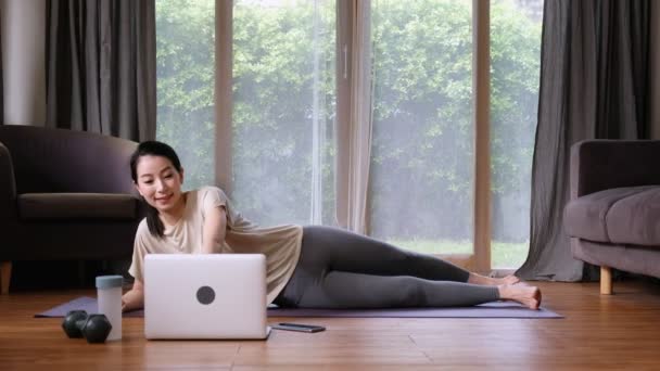 Asiatin Sucht Laptop Für Online Yoga Kurse Mit Coach Wohnzimmer — Stockvideo