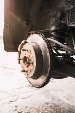 Yolcu vagonunda eskimiş fren diskleri. Asansördeki araba, asansörün tekerleklerini değiştirmek için..