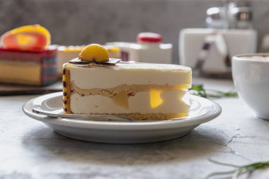 Armut ve elmalı kek, lezzetli beyaz ve sarı. Parlak tatlılar iştah açıcı.