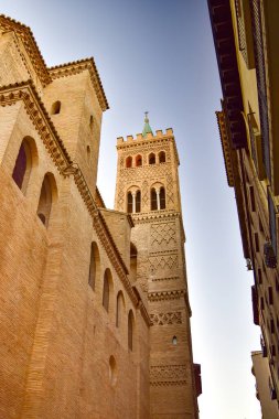 Saragossa, İspanya 'daki San Gil Kilisesi' nin Mudejar Kulesi manzarası.