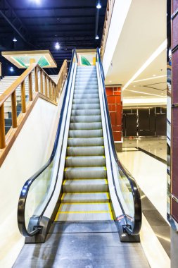 Yürüyen merdiven boş.